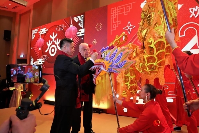 張漢暉（左）、施威特科（右）共同為彩龍點睛。于子恒攝