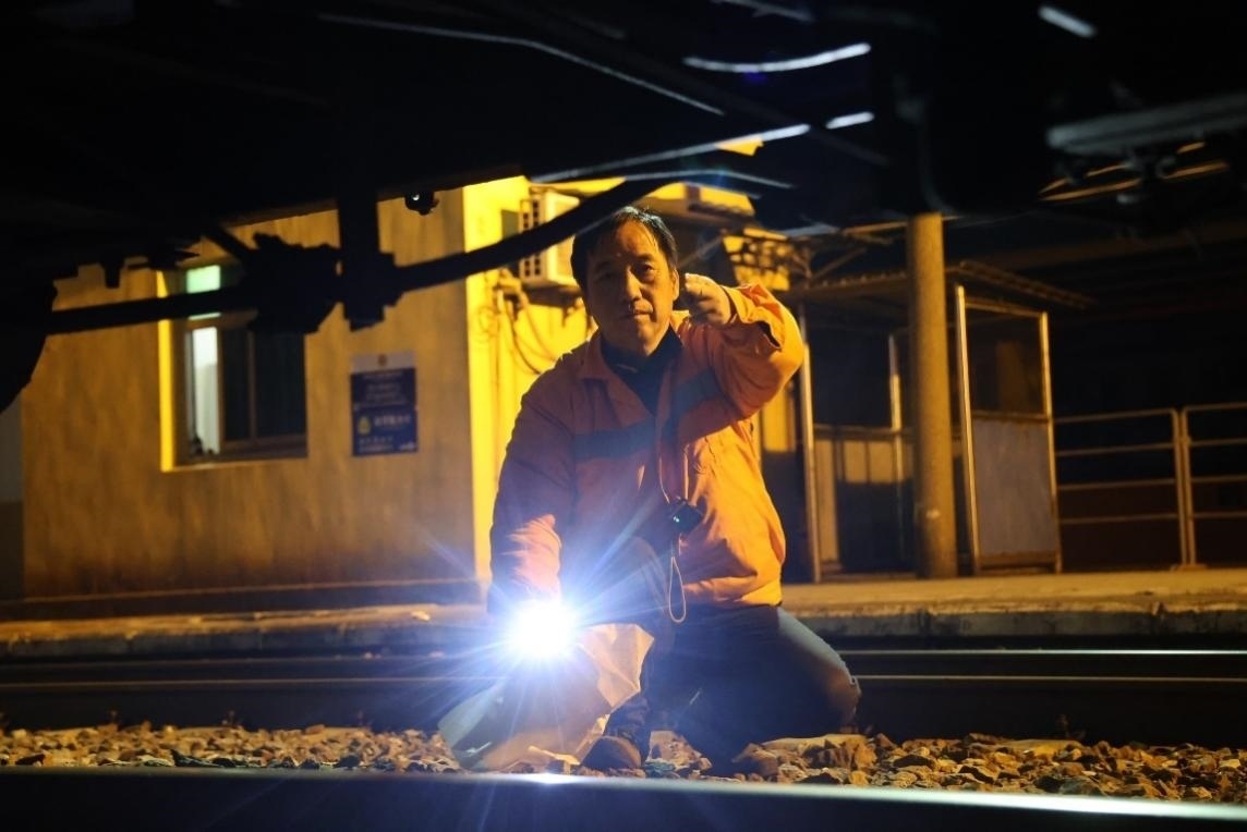 凌晨2點，李金饒正在檢查關門車。陸佳駿攝