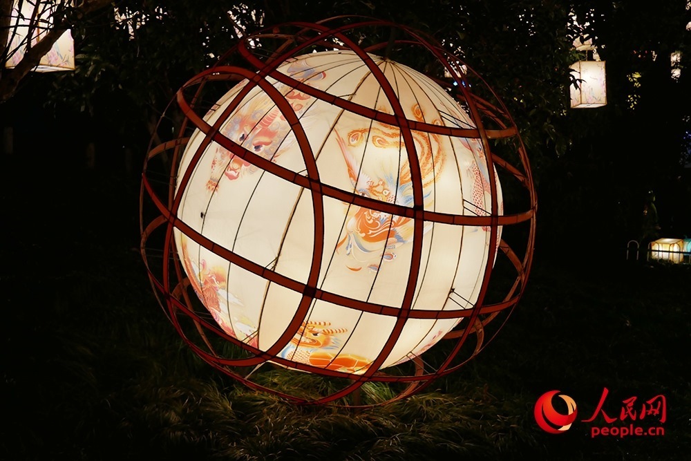 白鷺洲公園展出的燈彩作品。人民網(wǎng)記者 韋衍行攝