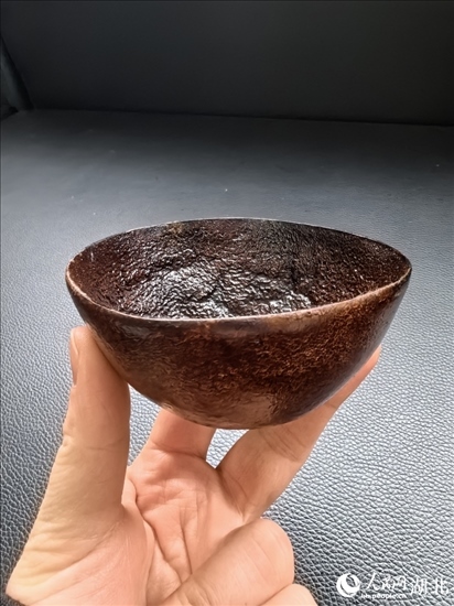 用橘子皮制成的碗。人民網(wǎng)記者 周雯攝