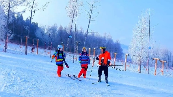 新春走基層｜滑雪場上過春節(jié)！冰城“冷資源”變成“熱經(jīng)濟(jì)”