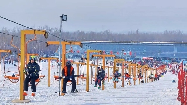 新春走基層｜滑雪場上過春節(jié)！冰城“冷資源”變成“熱經(jīng)濟(jì)”