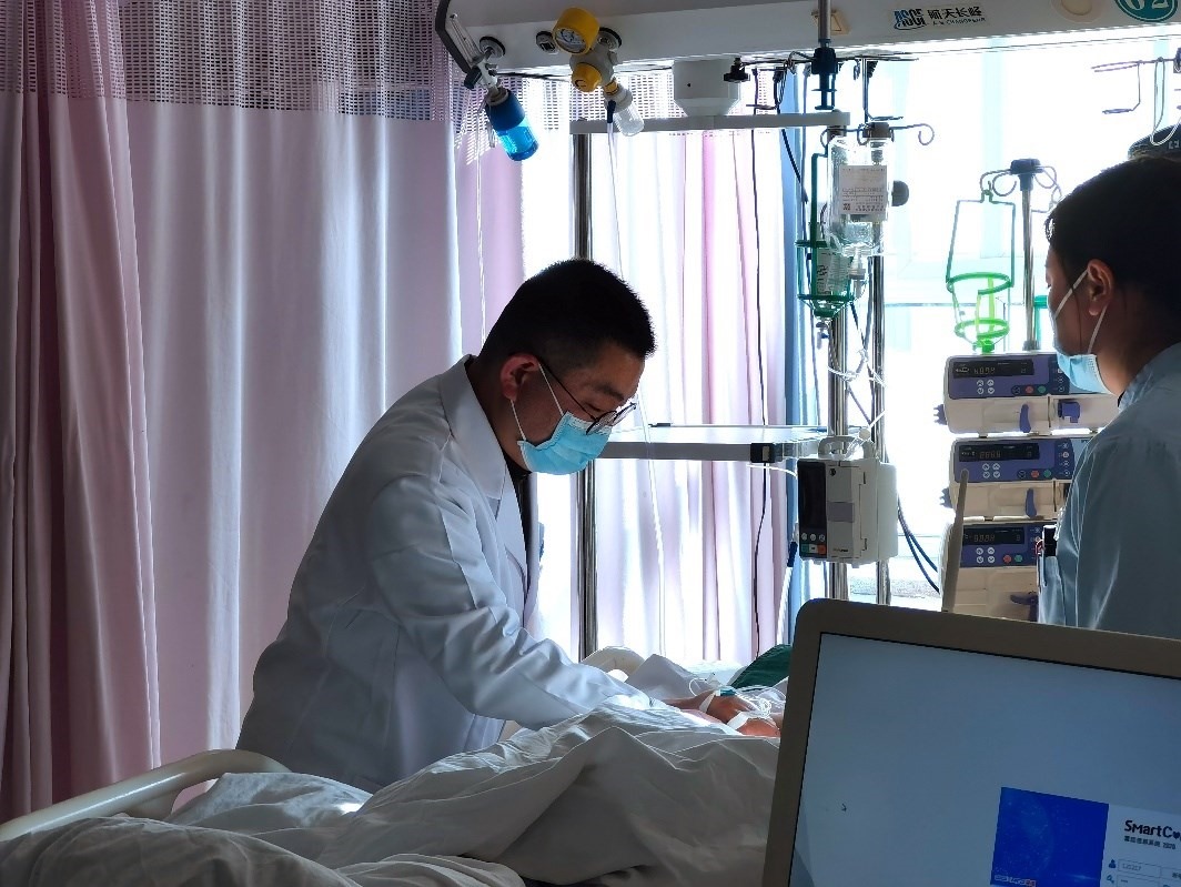 徐晉偉正在觀察患者體征。人民網(wǎng)記者 栗翹楚攝