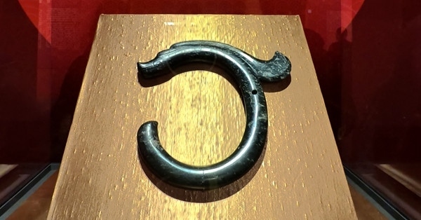 紅山文化C形玉龍。人民網(wǎng)記者 韋衍行攝