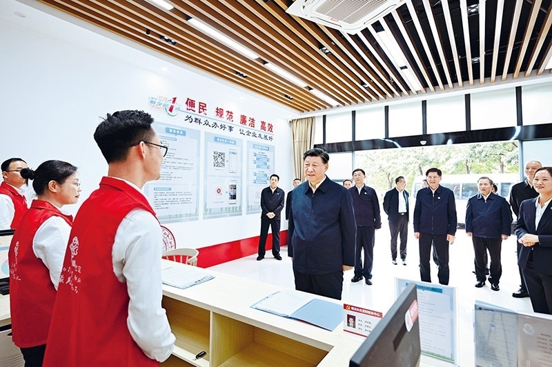 2023年12月14日至15日，中共中央總書記、國家主席、中央軍委主席習(xí)近平在廣西考察。這是14日上午，習(xí)近平在南寧市良慶區(qū)蟠龍社區(qū)黨群服務(wù)中心考察。 新華社記者 燕雁/攝