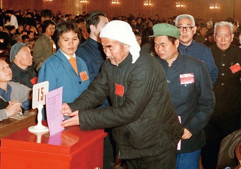 我國現(xiàn)行憲法于1982年12月4日由第五屆全國人大第五次會(huì)議通過并公布施行。根據(jù)改革開放和社會(huì)主義現(xiàn)代化建設(shè)的實(shí)踐和發(fā)展，全國人大于1988年、1993年、1999年、2004年、2018年先后5次作出必要的、也是十分重要的修正。圖為出席第五屆全國人民代表大會(huì)第五次會(huì)議的代表投票表決《中華人民共和國憲法》（資料照片）。 新華社發(fā)