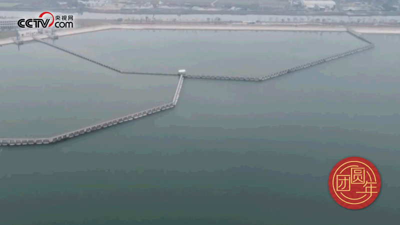 △西江潛地行，潤(rùn)澤大灣區(qū)。珠江三角洲水資源配置工程西起廣東佛山順德西江干流鯉魚洲，穿越獅子洋，東至深圳公明水庫(kù)，是世界上流量最大的長(zhǎng)距離有壓調(diào)水工程。