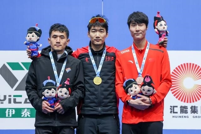 1月12日，“十四冬”速度滑冰（公開組）男子500米比賽，冠軍黑龍江隊(duì)選手高亭宇（中）、亞軍遼寧隊(duì)選手楊濤（左）、季軍河北隊(duì)選手李添龍?jiān)陬C獎(jiǎng)儀式上合影。新華社記者 王楷焱 攝