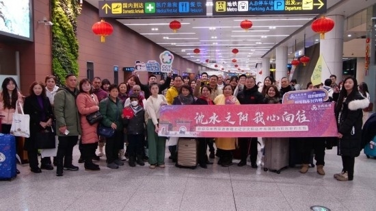 2月11日，一批馬來(lái)西亞游客抵達(dá)沈陽(yáng)桃仙國(guó)際機(jī)場(chǎng)。新華社發(fā)
