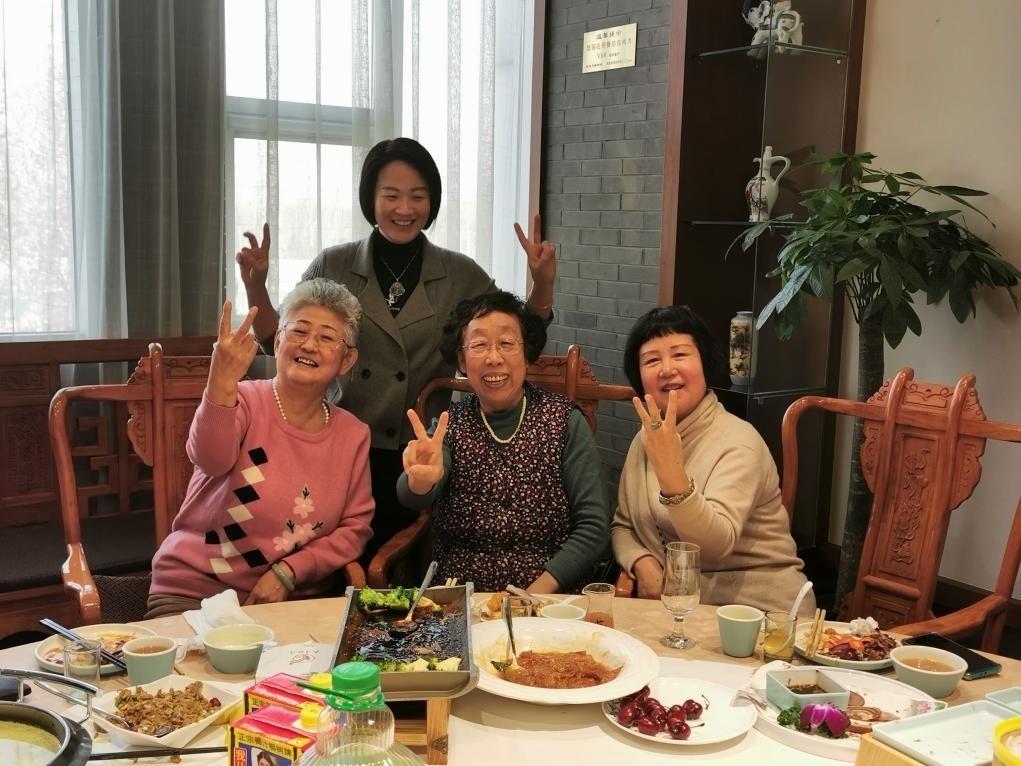 吳釗（前排左一）和鄰居一起在天津過年。（采訪對象供圖）