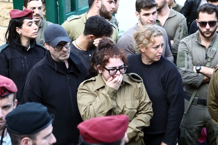 1月23日，在以色列特拉維夫的一處公墓，人們參加一名以色列士兵的葬禮。新華社發(fā)（吉德翁·馬科維奇攝/基尼圖片社）