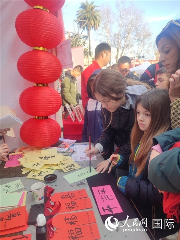 羅馬當(dāng)?shù)孛癖妼?duì)漢字充滿興趣。人民網(wǎng)記者鄭彬攝