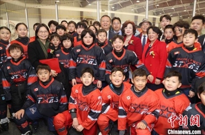 當(dāng)?shù)貢r(shí)間2月17日晚，青少年冰上春晚在加拿大多倫多舉行。圖為中國(guó)駐多倫多總領(lǐng)事羅偉東和主辦方代表、與會(huì)嘉賓與“未來(lái)之星”冰球隊(duì)華裔少年冰球手們合影。 中新社記者 余瑞冬 攝