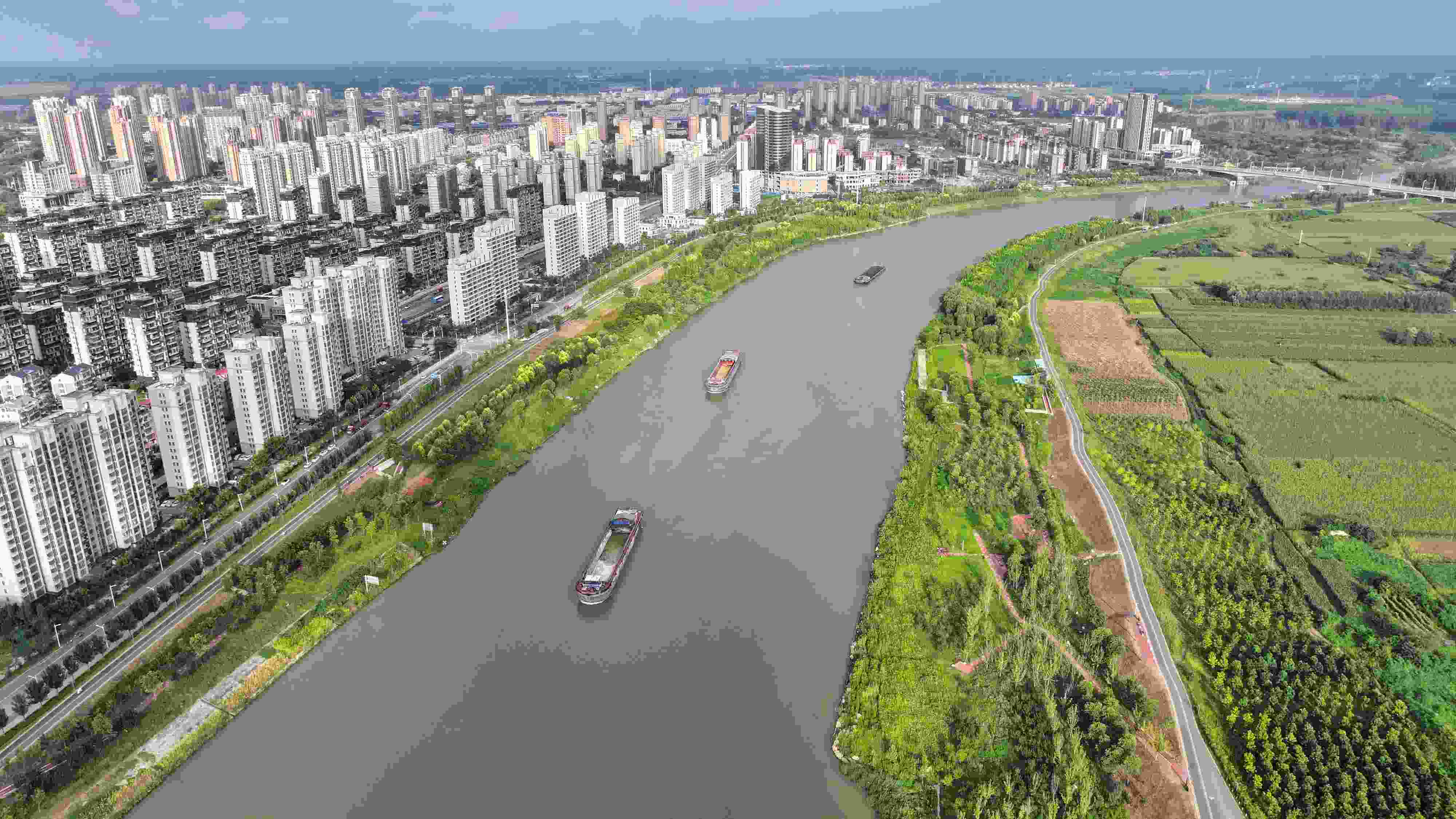 △ 2023年8月21日，安徽阜陽，初秋時(shí)節(jié)，界首城市建設(shè)與沙潁河水系、橋梁和綠植相映襯，構(gòu)成一幅生態(tài)宜居的美麗畫卷。