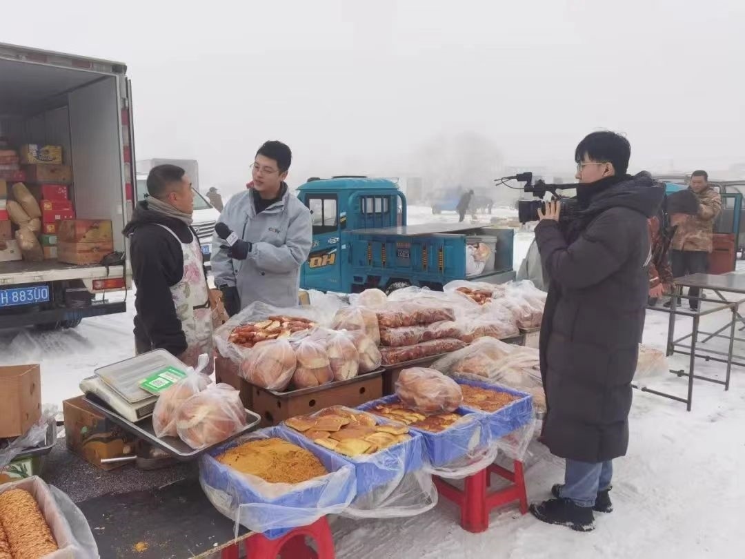 △ 2024年1月1日，在中央廣播電視總臺(tái)中央電視臺(tái)《新年新愿》報(bào)道中，遼寧營(yíng)口鲅魚圈區(qū)大集賣餅干的小哥憨態(tài)可掬的表情、生機(jī)勃勃的臉龐、充滿煙火氣的新年愿望，讓他火爆出圈。