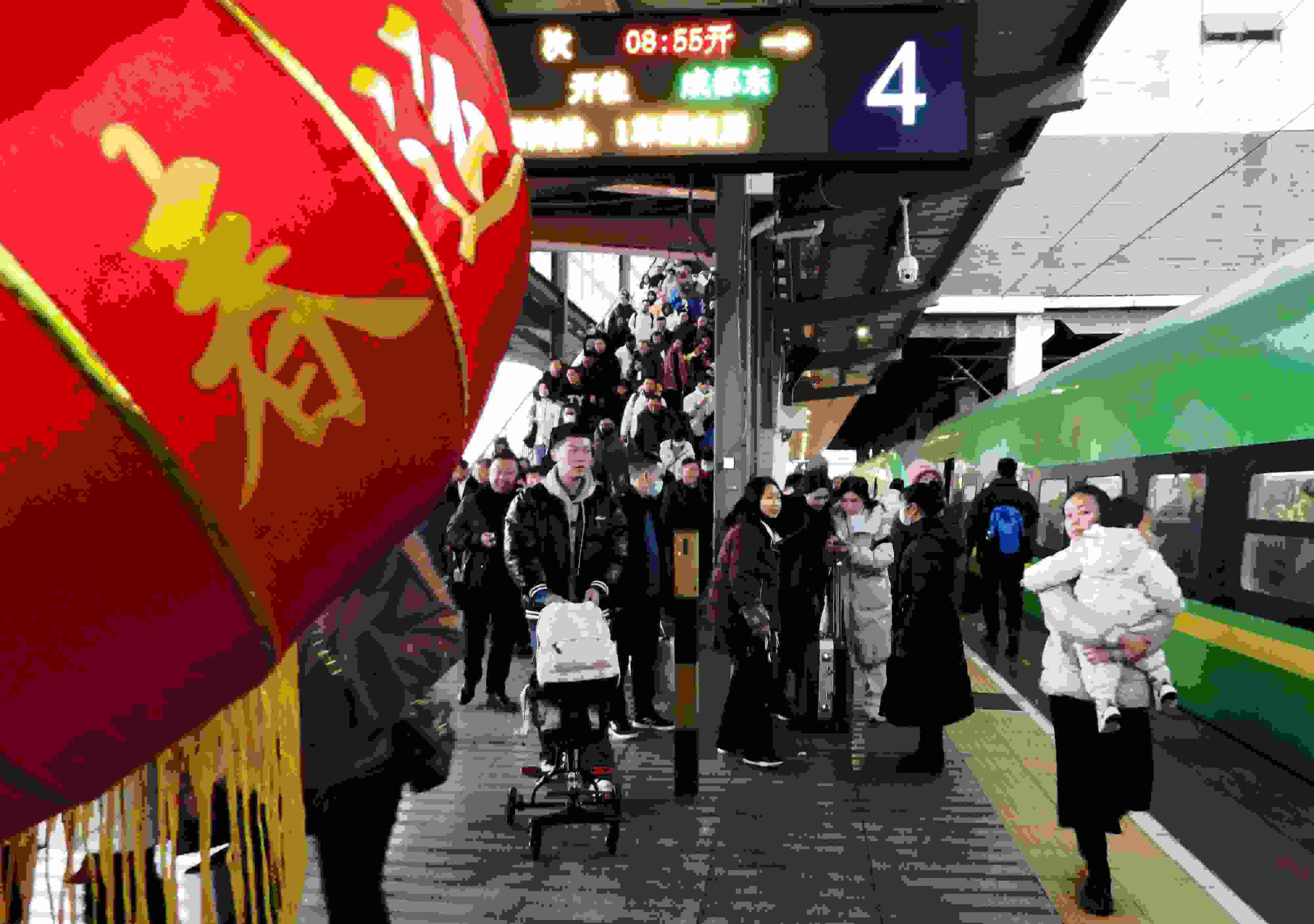 △ 2024年1月26日，四川省達(dá)州市車站，準(zhǔn)備乘坐“復(fù)興號(hào)”動(dòng)車組列車出行的旅客。