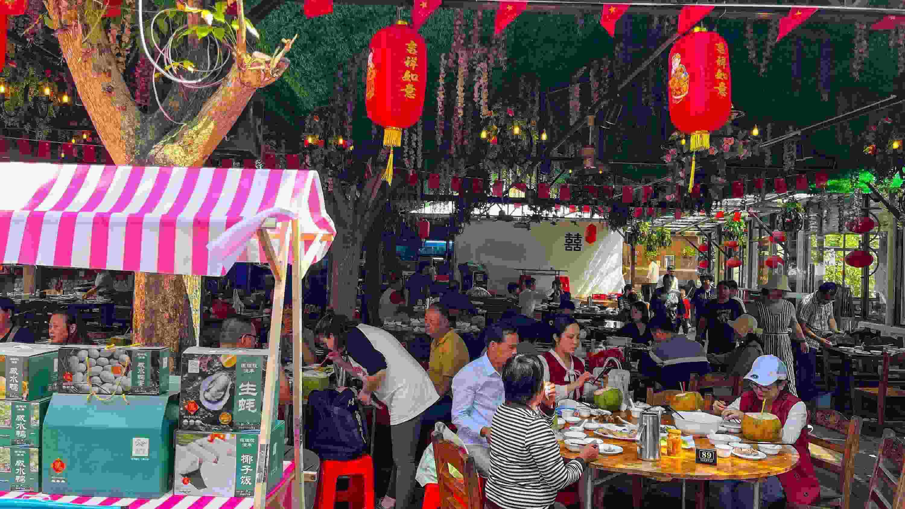 △ 2024年2月17日，春節(jié)假期最后一天，海口鄉(xiāng)村旅游持續(xù)火爆，眾多游客前往漁家樂品嘗特色海鮮和鄉(xiāng)村美食。