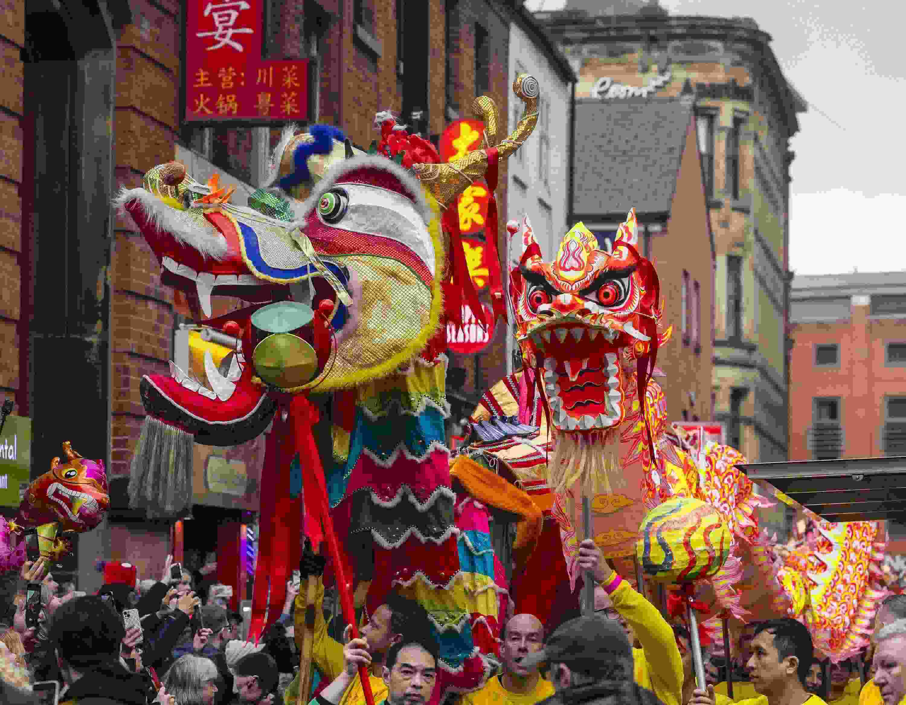 △ 當(dāng)?shù)貢r(shí)間2024年2月11日，英國曼徹斯特，表演者進(jìn)入中國城，參加中國農(nóng)歷龍年春節(jié)的慶?；顒?dòng)。