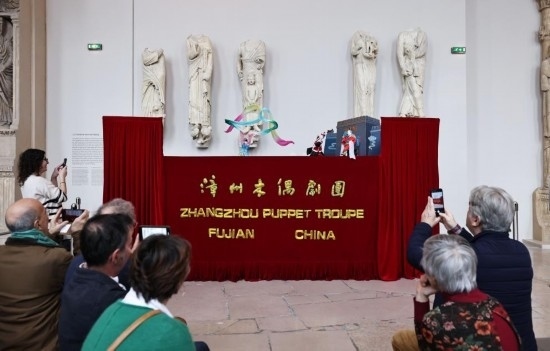 2月10日，在位于法國(guó)巴黎埃菲爾鐵塔附近的“建筑與遺產(chǎn)之城”博物館，觀眾欣賞漳州布袋木偶戲。新華社記者高靜攝