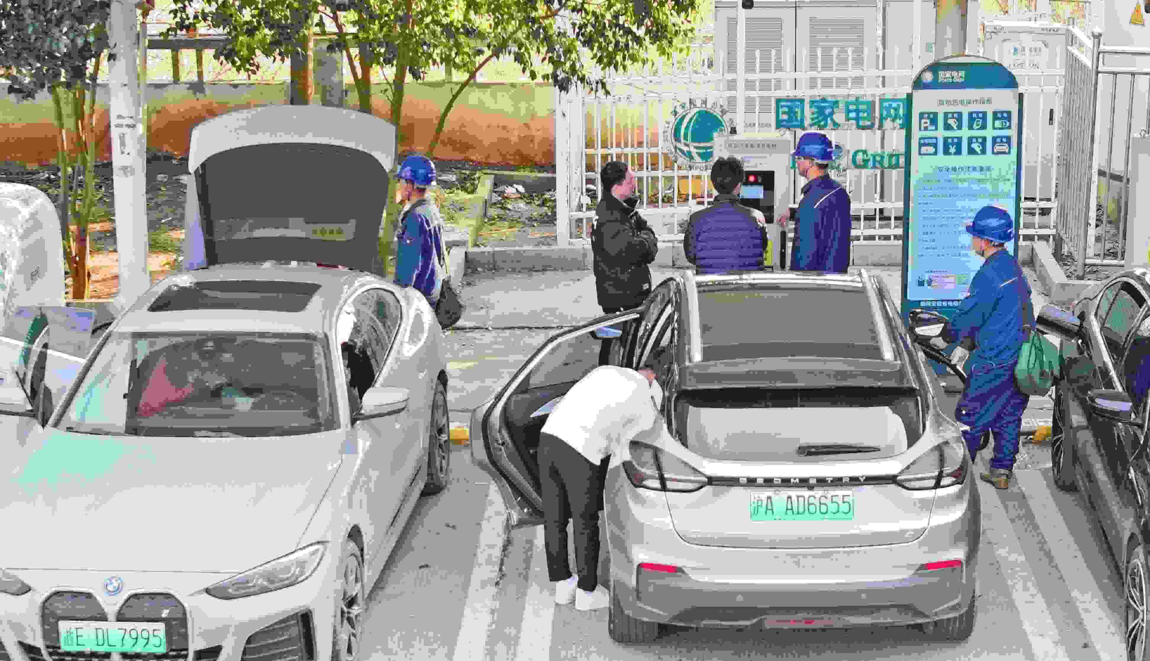 △ 2024年2月17日，安徽滁州來安縣大英鎮(zhèn)境內(nèi)的G36寧洛高速曹莊服務(wù)區(qū)，滁州市供電公司工作人員協(xié)助電動(dòng)汽車車主高效解決充電中遇到的問題。