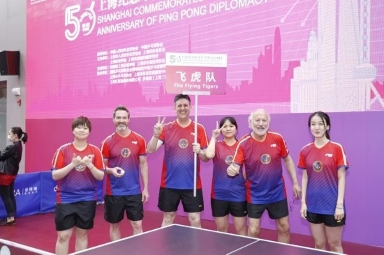 2021年，歐君廷（左三）參加上海紀(jì)念中美乒乓外交50周年活動(dòng)