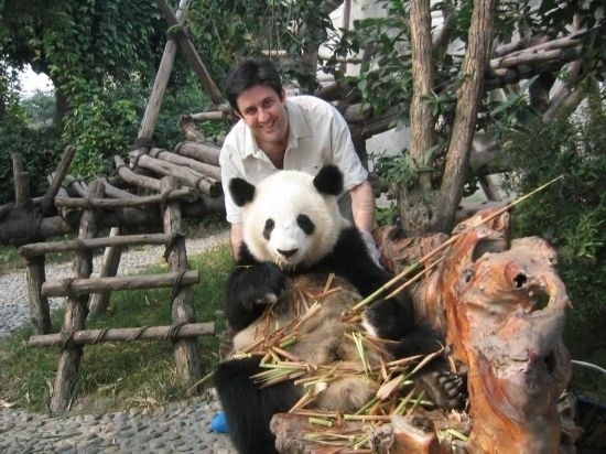 2006年，歐君廷在四川成都和熊貓合影