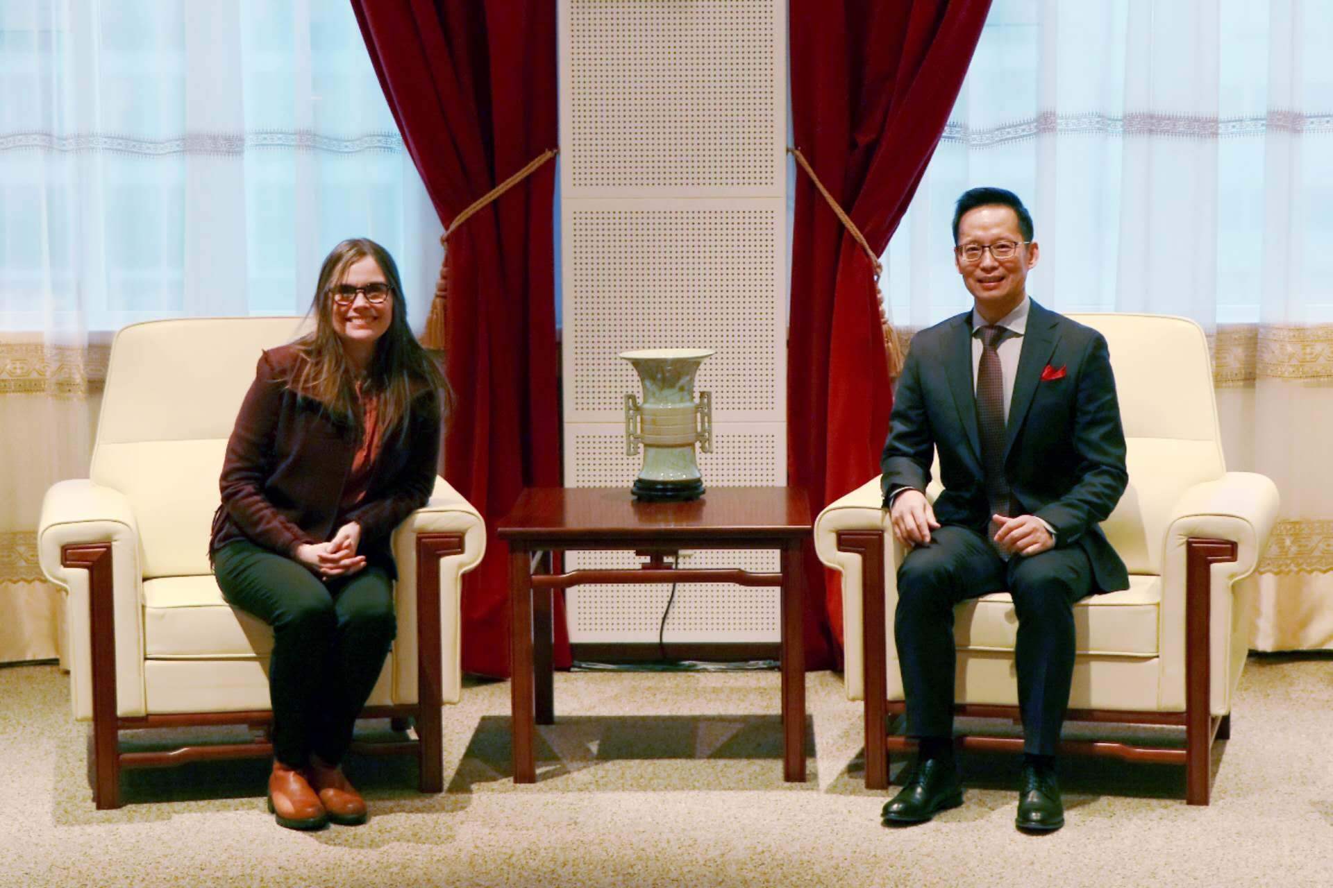 冰島總理雅各布斯多蒂爾（右一）與中國(guó)駐冰島大使何儒龍合影。中國(guó)駐冰島大使館供圖