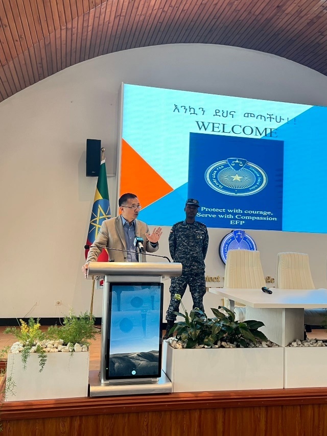 圖為駐埃塞使館首席館員申欽民公參致辭。亞的斯亞貝巴大學孔子學院供圖