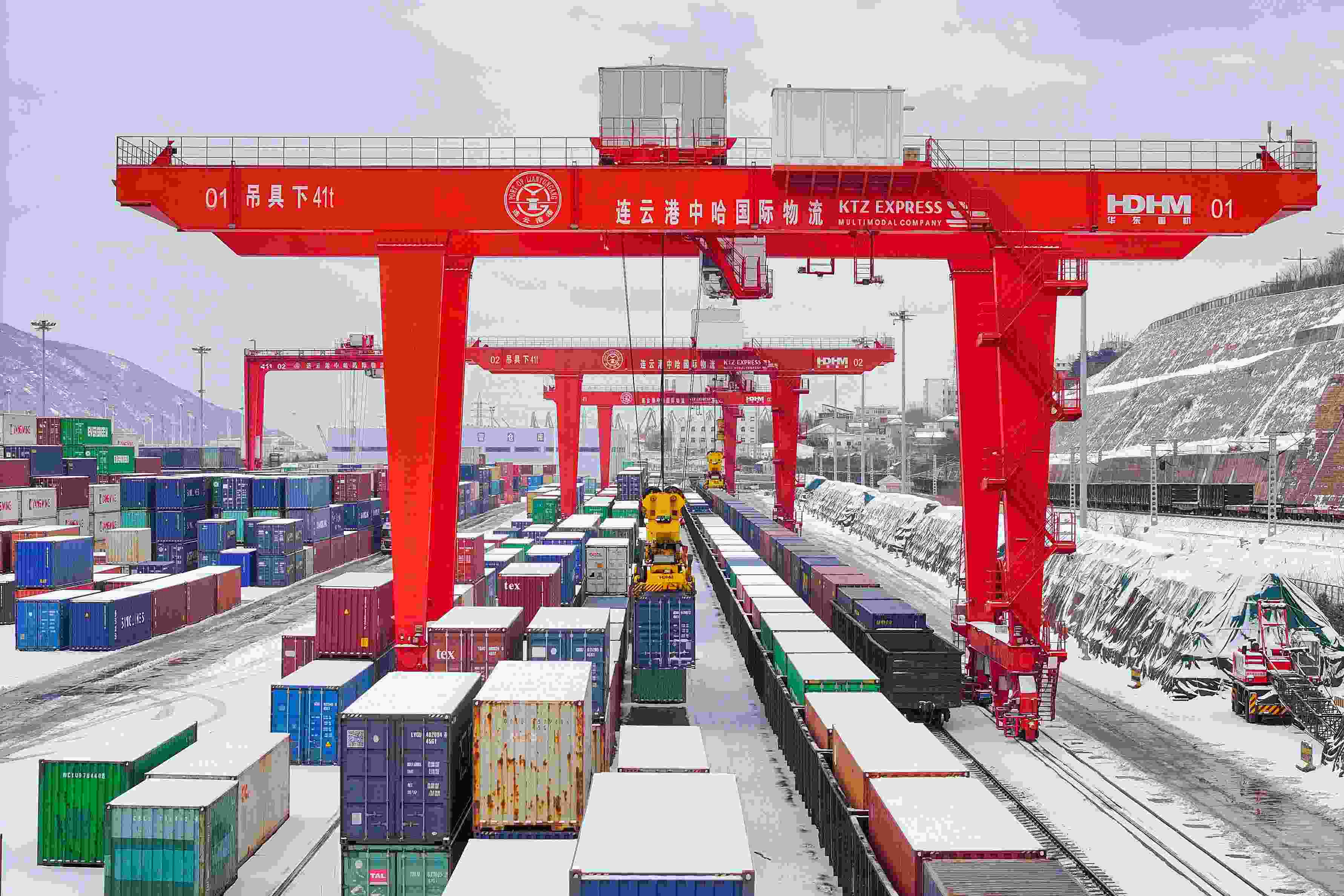 2024年2月22日，江蘇省連云港市中哈連云港物流合作基地，大型機(jī)械正在吊裝集裝箱。