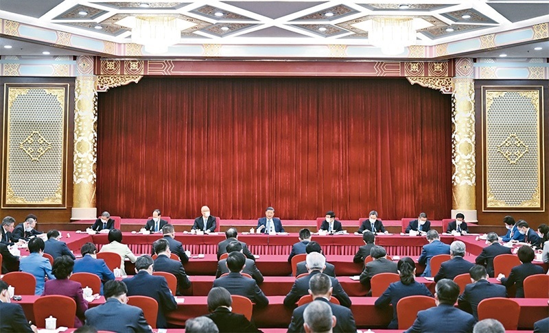 2023年3月6日，中共中央總書(shū)記、國(guó)家主席、中央軍委主席習(xí)近平看望參加全國(guó)政協(xié)十四屆一次會(huì)議的民建、工商聯(lián)界委員，并參加聯(lián)組會(huì)，聽(tīng)取意見(jiàn)和建議。中共中央政治局常委、全國(guó)政協(xié)十四屆一次會(huì)議主席團(tuán)會(huì)議主持人王滬寧，中共中央政治局常委蔡奇、丁薛祥參加看望和討論。 新華社記者 謝環(huán)馳/攝