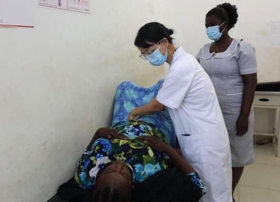 2023年2月27日，在塞拉利昂首都弗里敦，一名中國(guó)醫(yī)療隊(duì)的醫(yī)生正在為患者檢查身體。