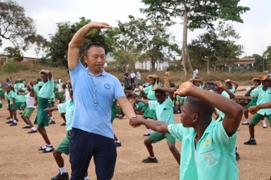 2月20日，在塞拉利昂首都弗里敦，來(lái)自塞拉利昂大學(xué)孔子學(xué)院的武術(shù)教師劉偉在為當(dāng)?shù)貙W(xué)生上武術(shù)課。