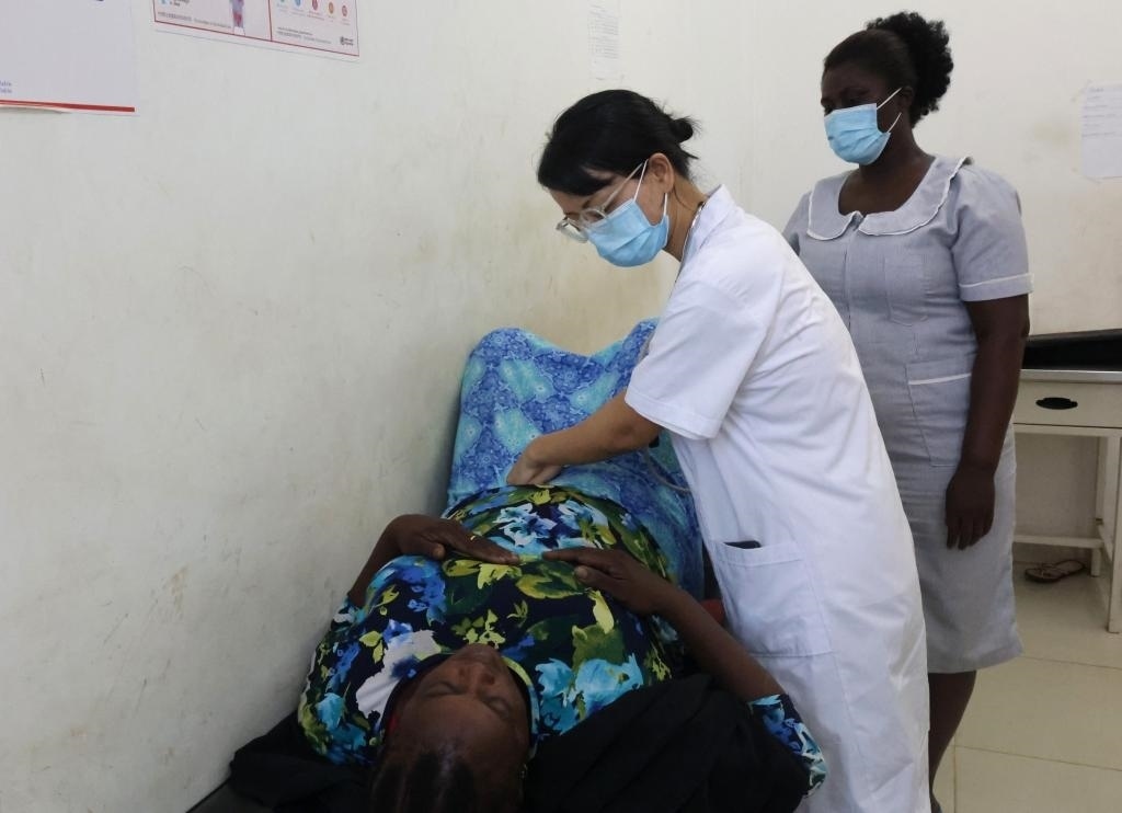 2023年2月27日，在塞拉利昂首都弗里敦，一名中國(guó)醫(yī)療隊(duì)的醫(yī)生正在為患者檢查身體。