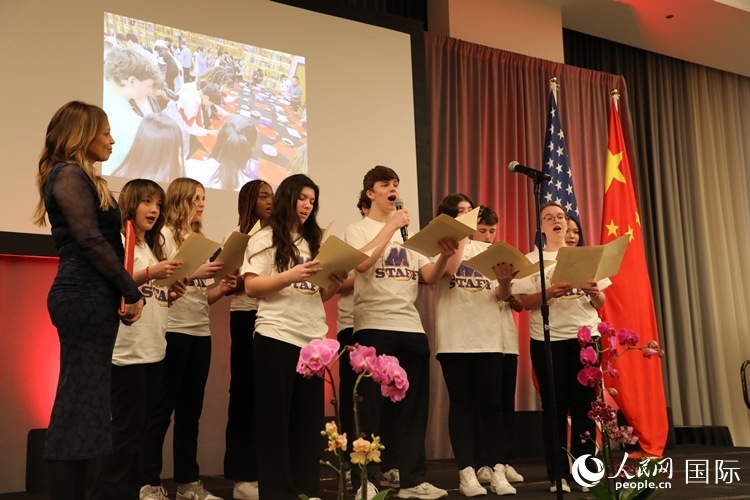 馬斯卡廷中學的學生們還深情演唱了表現(xiàn)中美兩國人民友誼的歌曲《情緣留住永恒的記憶》。 人民網(wǎng)記者 李志偉攝