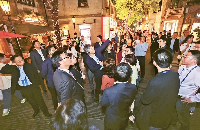 2023年4月18日，全國無黨派人士考察團來到位于上海市黃浦區(qū)的上海新天地開放式街區(qū)考察夜經(jīng)濟。 新華社記者 王翔/攝