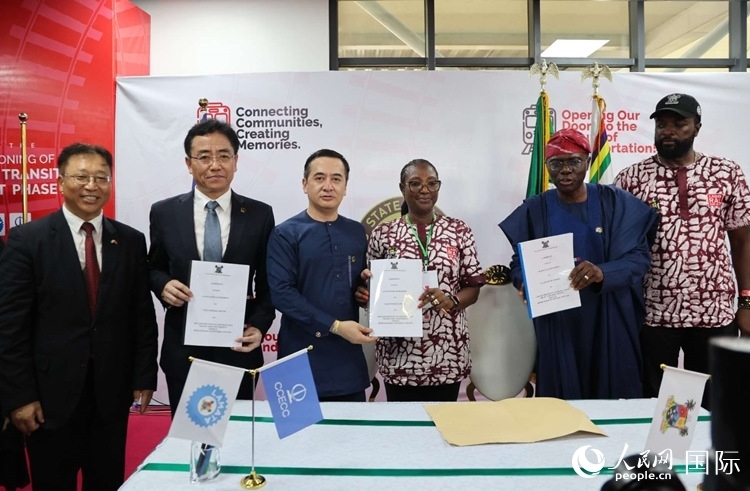 中國土木尼日利亞公司執(zhí)行董事張志臣（左三）與桑沃-奧盧（右二）分別代表雙方簽署了項(xiàng)目二期合同。閆玉娟攝