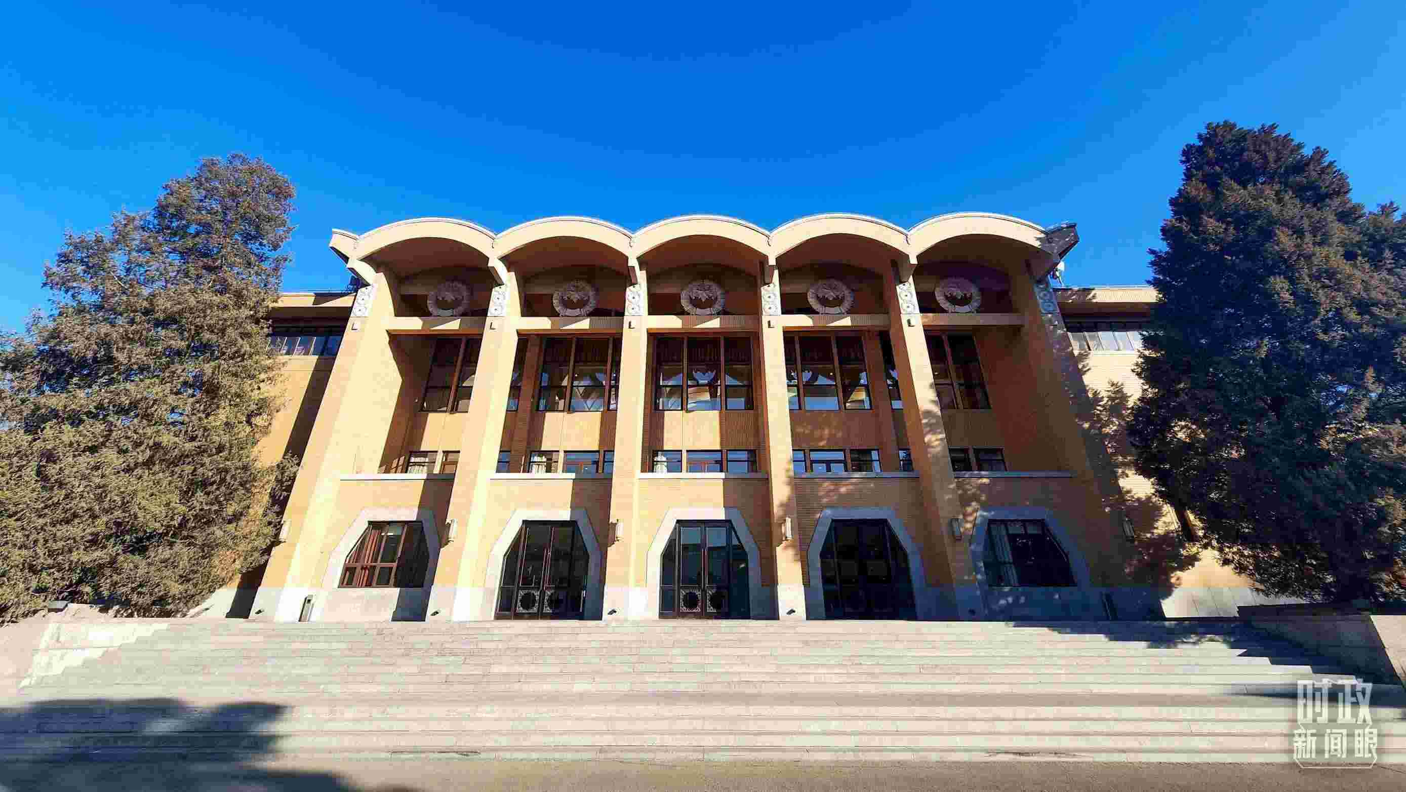 △2024年春季學(xué)期中央黨校（國家行政學(xué)院）中青年干部培訓(xùn)班3月1日上午在中央黨校開班。（總臺央視記者劉琦拍攝）