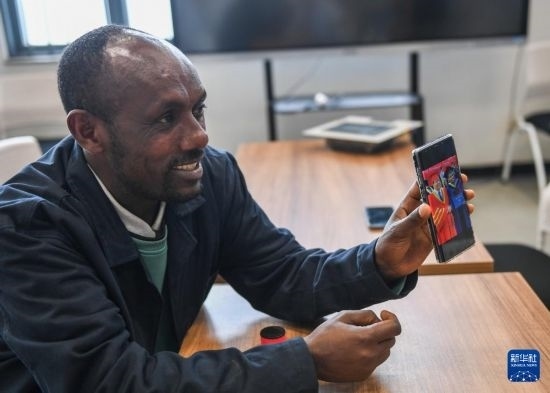 2月15日，在亞的斯亞貝巴的埃塞俄比亞聯(lián)邦職業(yè)技術(shù)培訓(xùn)學(xué)院，魯班工坊當(dāng)?shù)亟處熂s納斯·阿凱萊（中文名艾友涵）展示在中國(guó)學(xué)習(xí)時(shí)的照片。