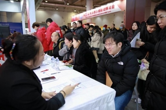 求職者與用人單位溝通交流。新華社記者 張博群 攝