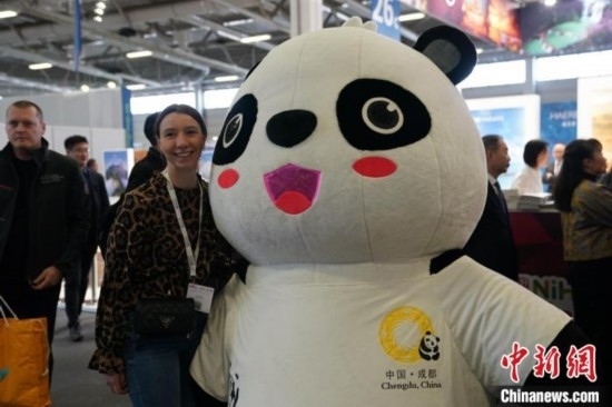 3月5日，2024年柏林國(guó)際旅游交易會(huì)(ITB)在柏林會(huì)展中心拉開(kāi)帷幕。以“你好！中國(guó)”為主題的中國(guó)展區(qū)當(dāng)日亮相展會(huì)。圖為觀眾與大熊貓人偶合影。中新社記者 馬秀秀 攝