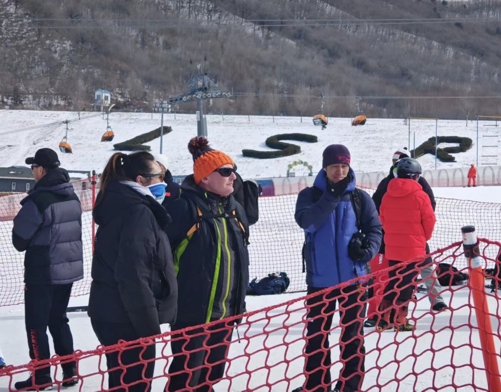 ?皮埃爾·杜邦（左三）在比賽現(xiàn)場。新華社記者 王沁鷗 攝