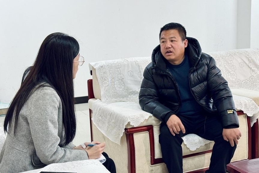 人民網(wǎng)記者采訪“在水一方”小區(qū)住戶。人民網(wǎng) 高清揚攝