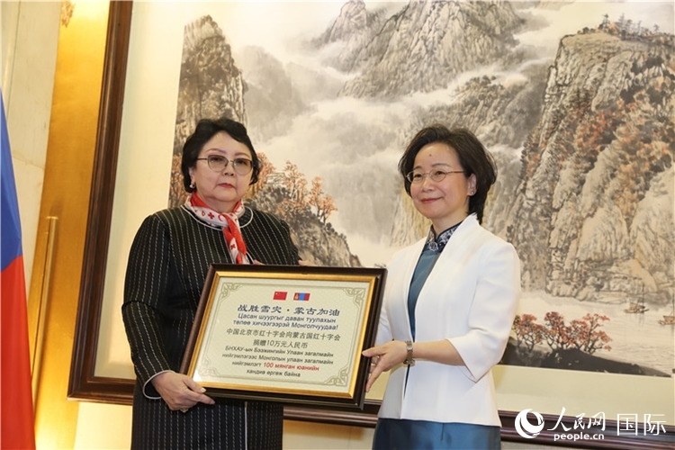 沈大使向?qū)殑跔柆敚ㄗ螅┟貢L(zhǎng)轉(zhuǎn)交捐款。人民網(wǎng)記者 霍文攝