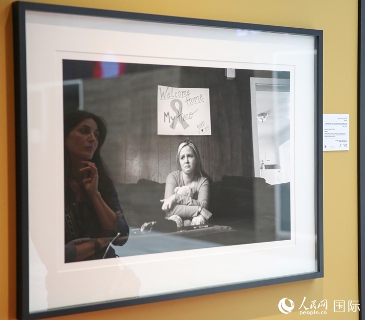 一名觀眾在觀賞攝影作品。人民網塔里克·易卜拉欣攝