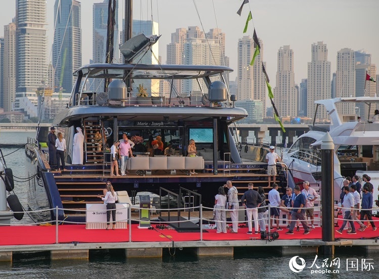 觀眾在參觀游艇。人民網(wǎng) 塔里克·易卜拉欣攝