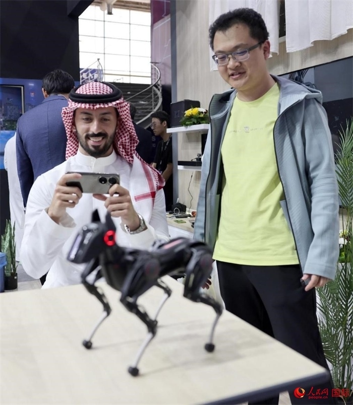 一名觀眾在體驗(yàn)操作機(jī)器狗。人民網(wǎng)記者 管克江攝