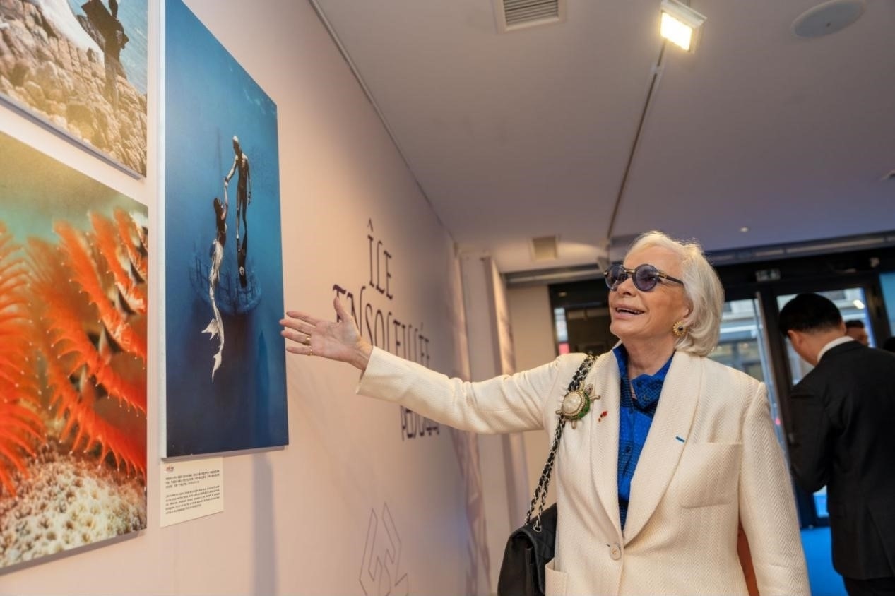 世界旅游組織特別顧問瑪麗-皮埃爾·布歇-奧利耶觀看活動(dòng)現(xiàn)場(chǎng)圖片展覽。活動(dòng)主辦方供圖