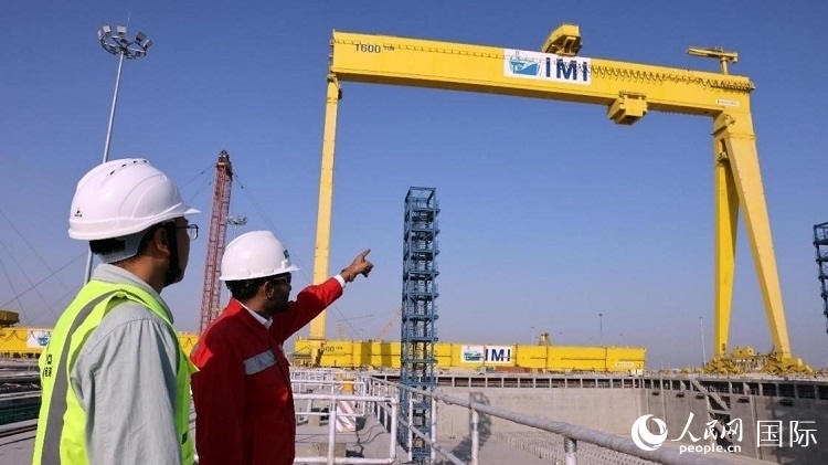 工作人員查看龍門吊情況。人民網(wǎng)記者管克江攝