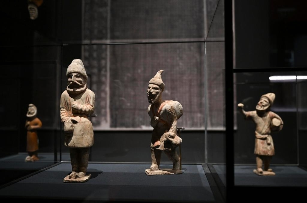 “歷史之遇——中國與西亞古代文明交流展”于1月12日至4月11日在故宮午門正殿展廳舉行。這是展出的陶彩繪人俑（1月10日攝）。新華社記者金良快攝