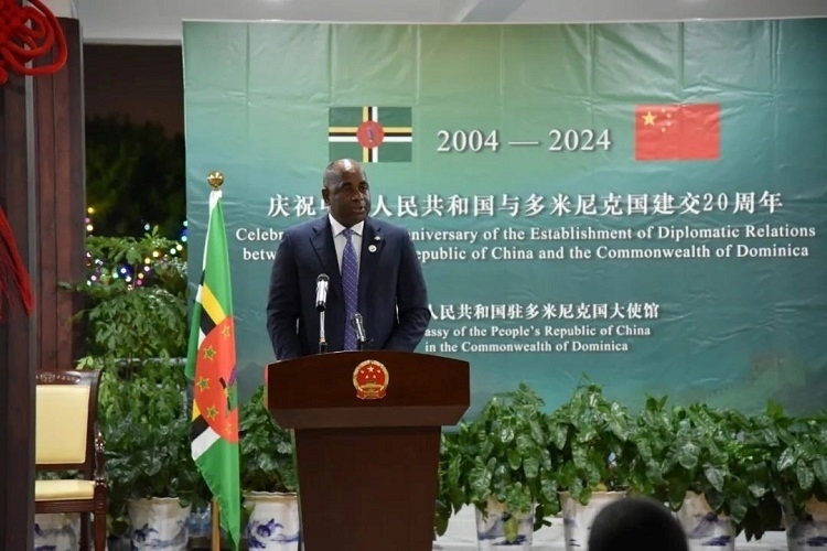 多米尼克總理斯凱里特在中多建交20周年招待會(huì)上致辭。中國駐多米尼克大使館供圖
